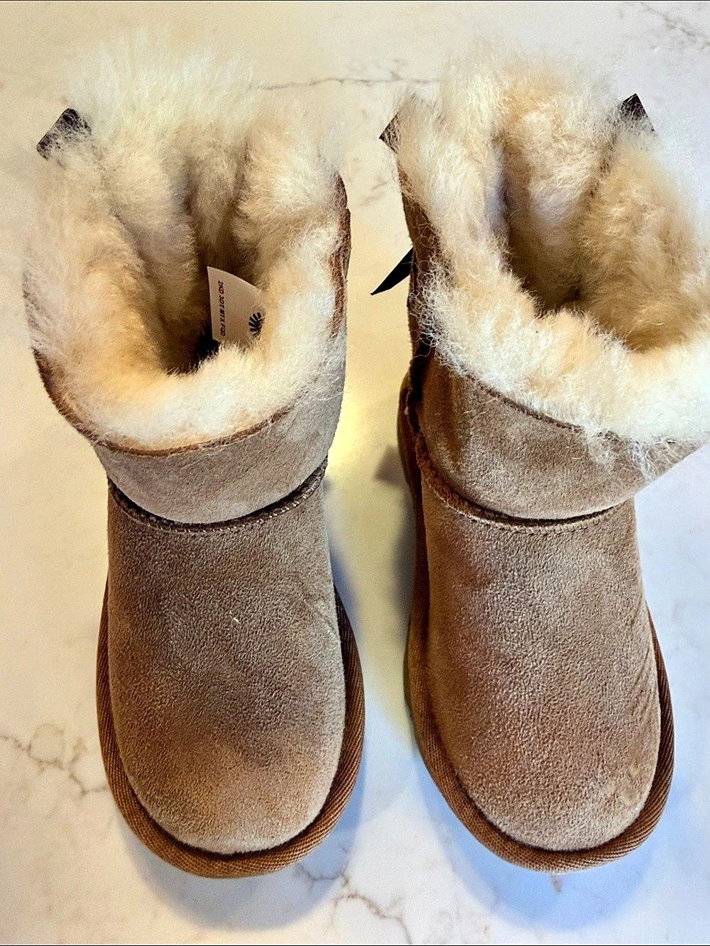 UGG Bailey Bow kids Mini Boots chestnut Brown US 9 NWOB